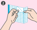 はがし口（切れ目）から大きい方のはく離紙をはがす。