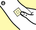 肌色のテープ部分を押さえてしっかり固定してください。
