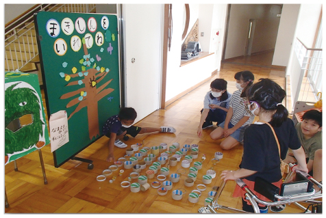 児童たちが制作をしている様子