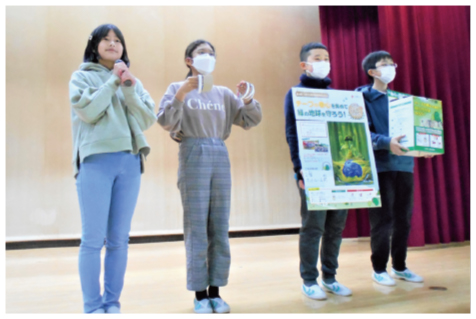 児童が発表をしている様子の写真