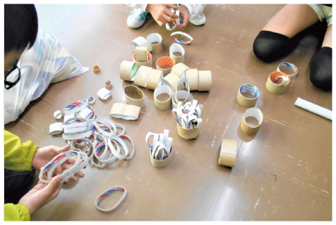 児童が残っているテープをはがしている様子の写真