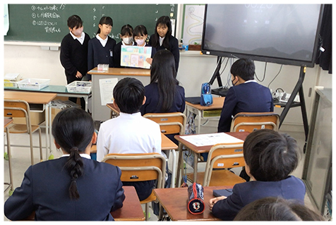他の児童たちの前で発表をしている様子