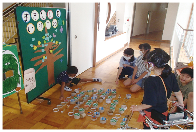児童たちが制作をしている様子