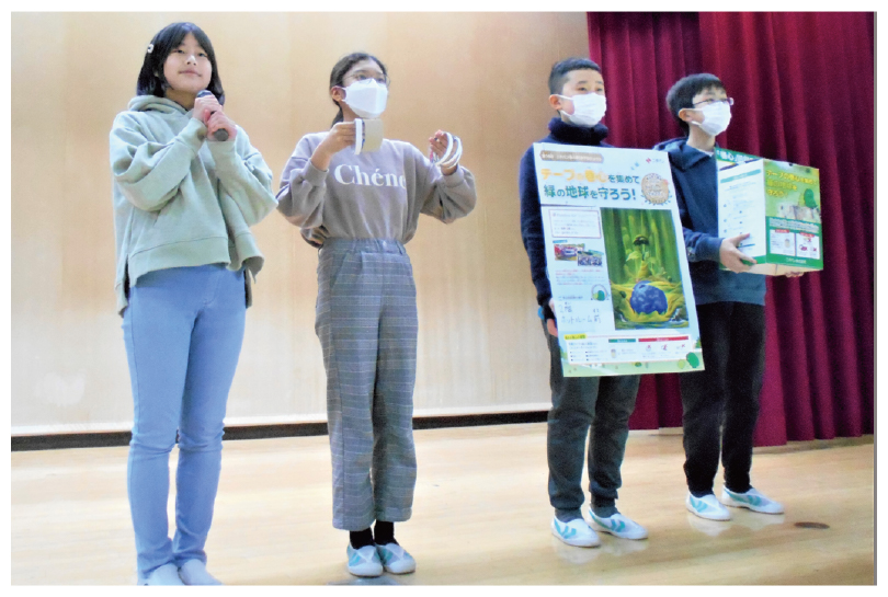 児童が発表をしている様子の写真